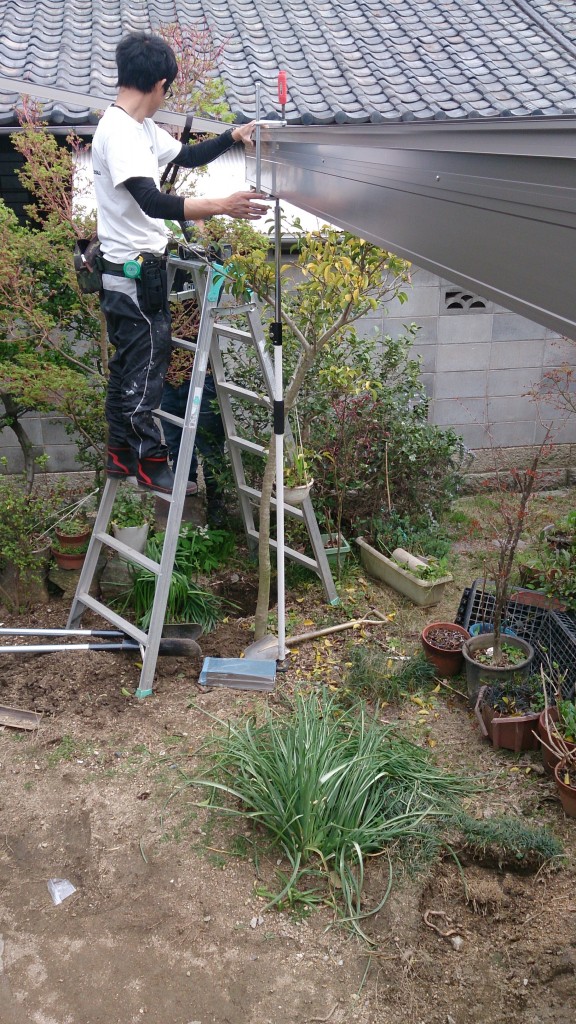 早島町アルミテラス工事　柱を組み立てている写真①