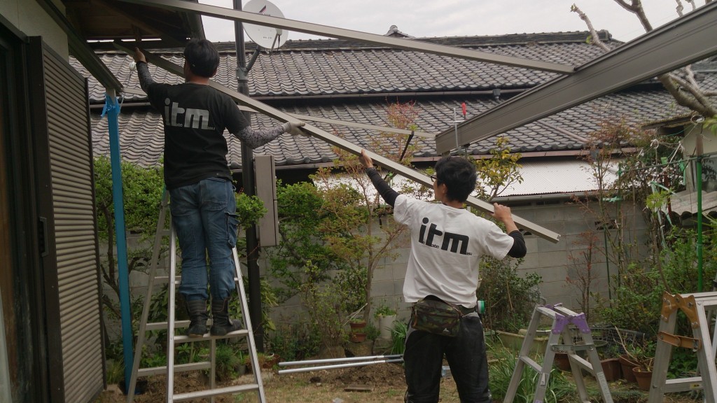 早島町アルミテラス工事　二人で柱を組み立てている写真①