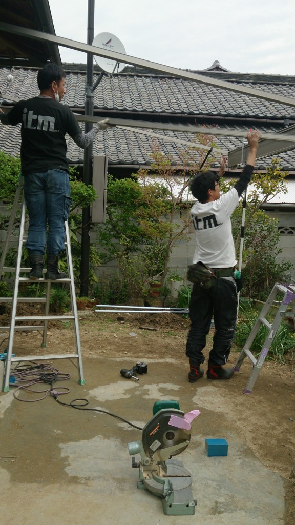 早島町アルミテラス工事　二人で柱を組み立てている写真②