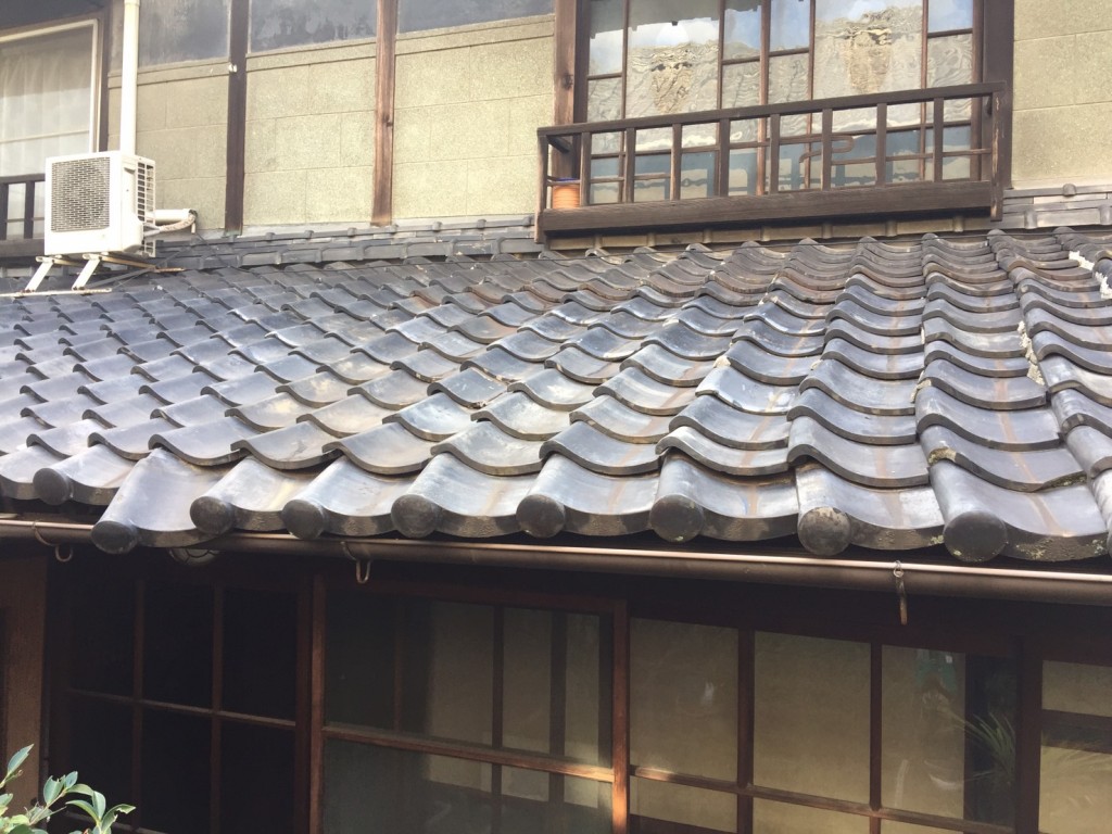 早島町前潟　地震でずれた瓦の写真