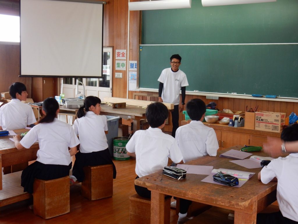 中学校で講演の様子①