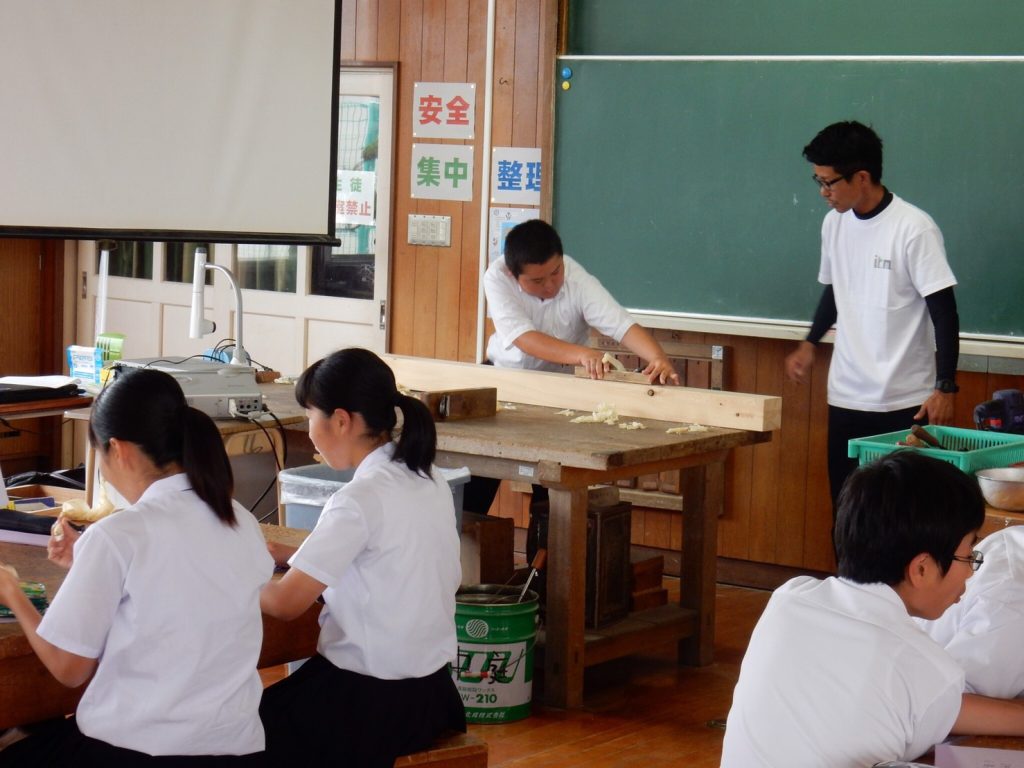 中学校で講演の様子②