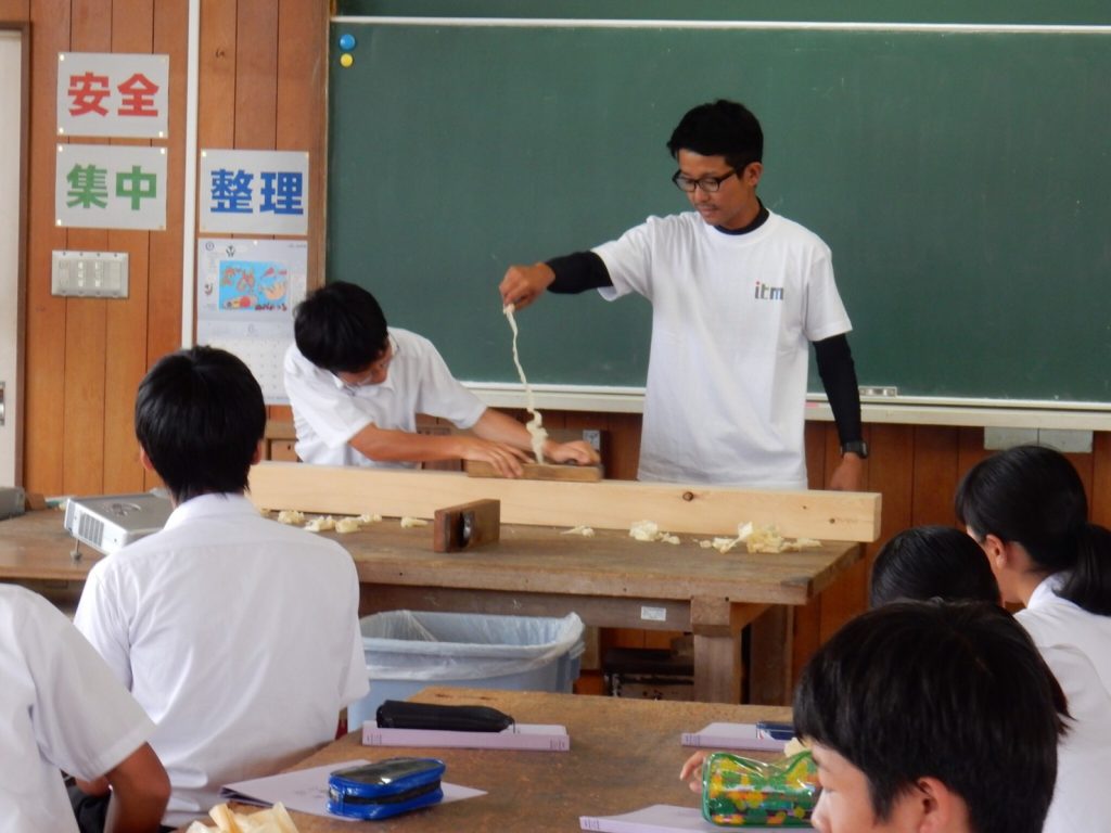 中学校で講演の様子③