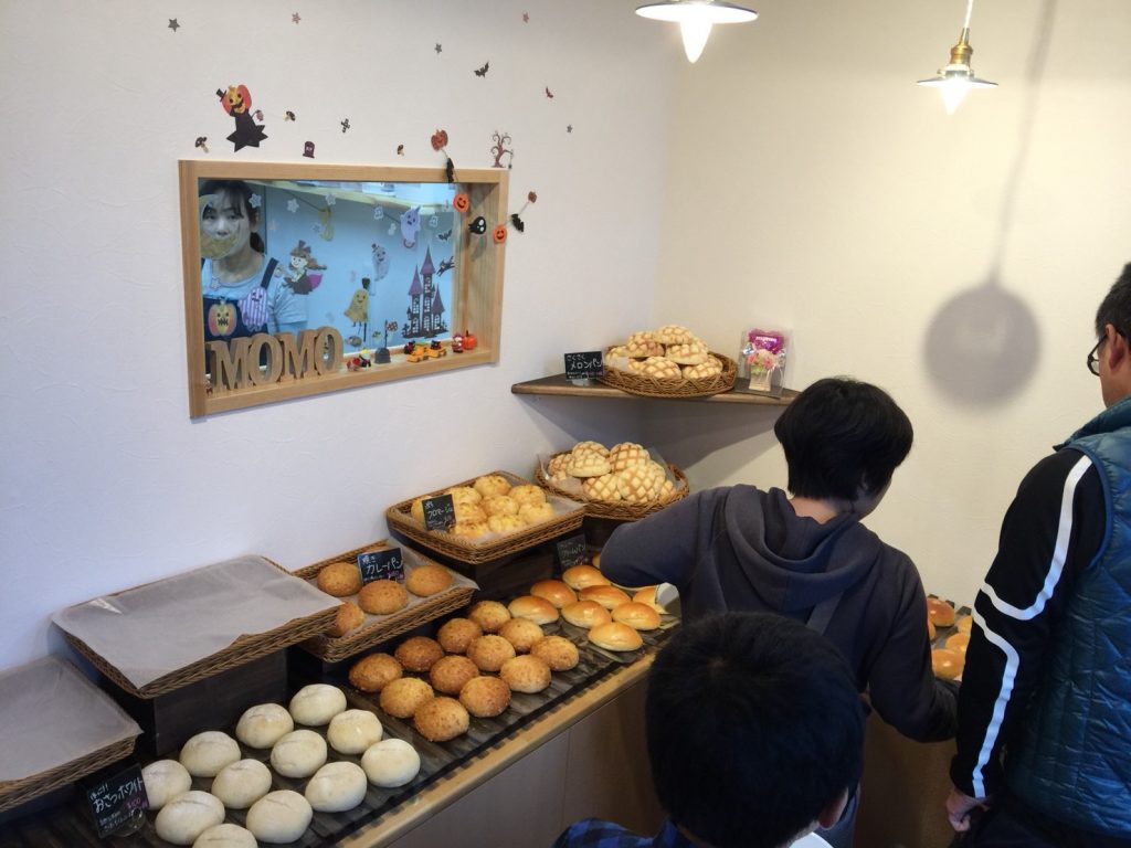町の小さなパン屋さんmomo　オープンの様子②