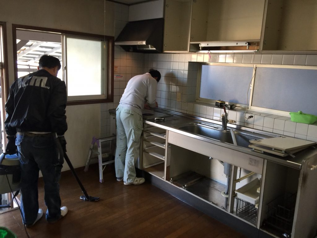早島町リフォーム工事　キッチン工事中の写真
